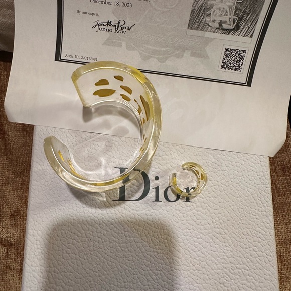 Beautiful Vintage Dior Signature Hearts Lucite Cuff and Ring Set - Picture 4 of 5